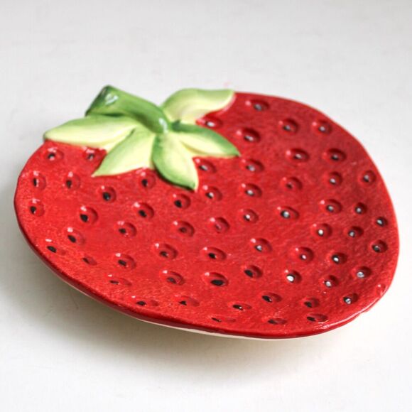 TII Collections Vintage Food Safe Ceramic Red Strawberry Novelty Plate P2306 - Picture 4 of 4